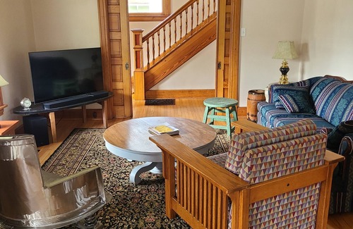 Iowa City House | 3-bedroom house 6 blocks from downtown 2 blocks from 9 sororities in Iowa City