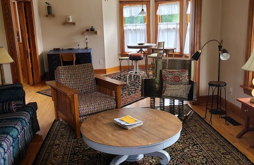 Iowa City House | 3-bedroom house 6 blocks from downtown 2 blocks from 9 sororities in Iowa City