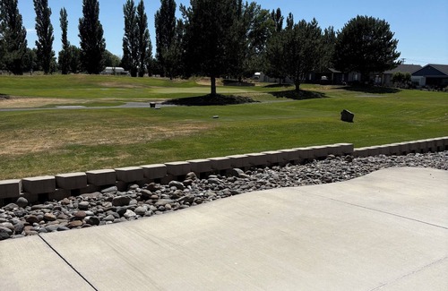 Stratford House | 3-bedroom house in charming Moses Lake with AC, fitness room, WiFi