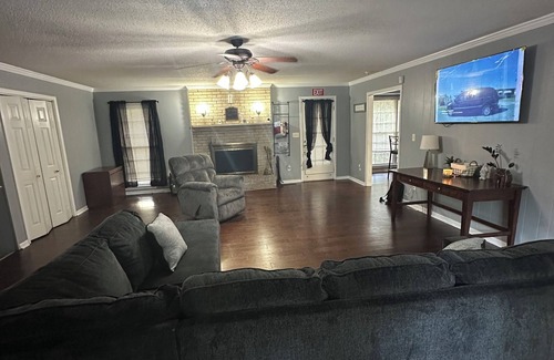Woodland Hills House | 3-bedroom house in charming Tuscaloosa with AC Fireplace, and WiFi. Welcome home