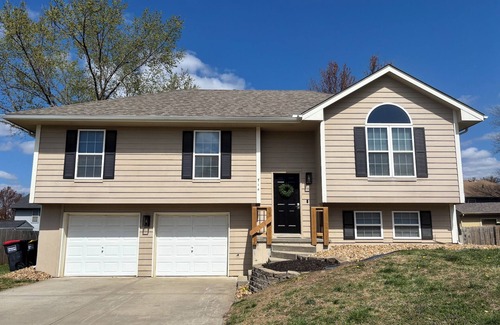 Kearney House | 3-bedroom house in charming Kearney with AC, WiFi. Relax and unwind!