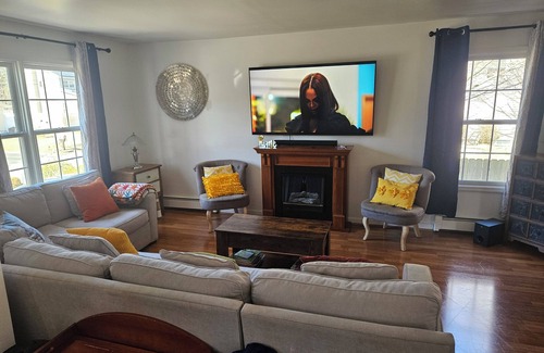 Mastic House | 3-bedroom house in delightful Mastic with WiFi, AC
