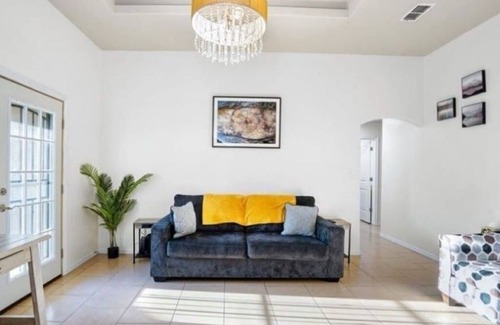 Edinburg House | 3-bedroom house in Edinburg with Wi-Fi & Cable. Enjoy your stay!
