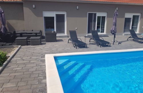 Drinovci House | 3-bedroom house in lovely Drinovci with AC, WiFi. Enjoy a peaceful stay