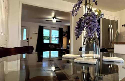 Calhoun House | 3-bedroom house in serene Calhoun with AC, WiFi, fitness room