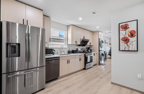 Broadmoor House | 3-bedroom house on 2F in peaceful Daly City with AC, WiFi.