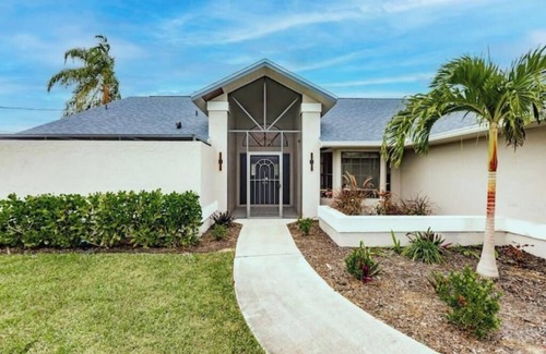 Fort Myers Shores House | 3-bedroom house on the water in brilliant Fort Myers with WiFi, AC.