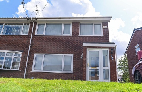 Pendlebury House | 3 bedroom house set in Swinton Manchester, Free parking and wifinn