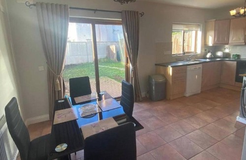 Dromahair House | 3 Bedroom House-Sleeps 5-Garden-Parking-Dromahaire