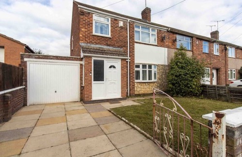 Holbrooks House | 3 Bedroom House with Private Driveway
