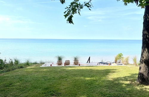 Grand Bend Cottage | 3 Bedroom Lakefront Family Cottage With Beach Access!
