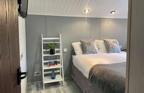 South Cerney Cabin | 3 Bedroom Lodge - Pets, Parking, Wifi, Pool Access
