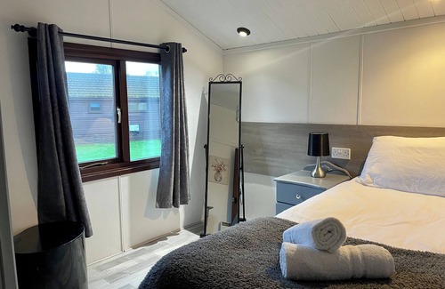 South Cerney Cabin | 3 Bedroom Lodge - Pets, Parking, Wifi, Pool Access