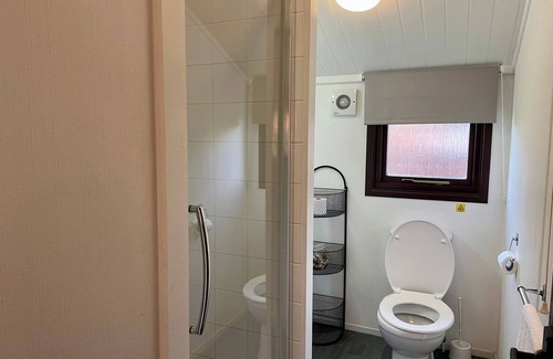 South Cerney Cabin | 3 Bedroom Lodge - Pets, Parking, Wifi, Pool Access