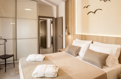 Perivolia House | 3-bedroom Luxury House with Private Pool by Delfus