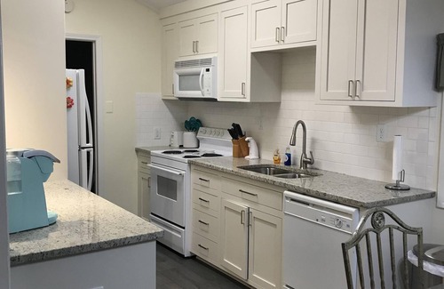Myrtle Beach Cottage | 3 Bedroom plus convertible bed, 2 Bath, Dog Friendly, Sleeps 9 - golf cart