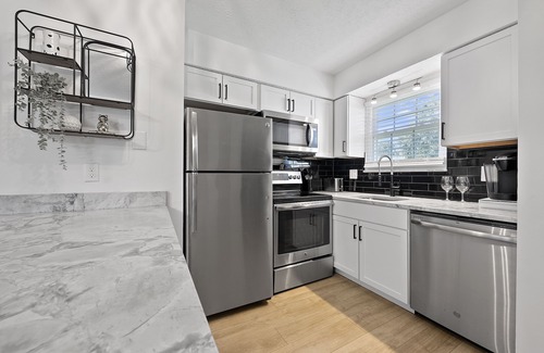 Columbus House | 3 Bedroom Ranch Home w/fenced back yard and deck.