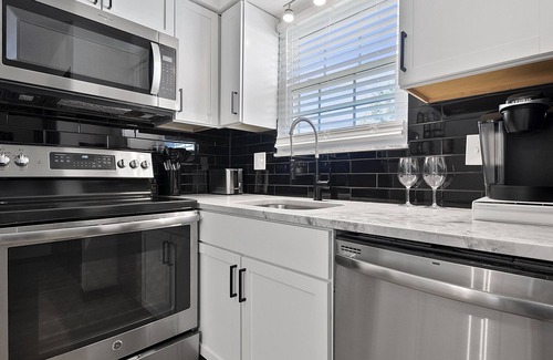 Columbus House | 3 Bedroom Ranch Home w/fenced back yard and deck.