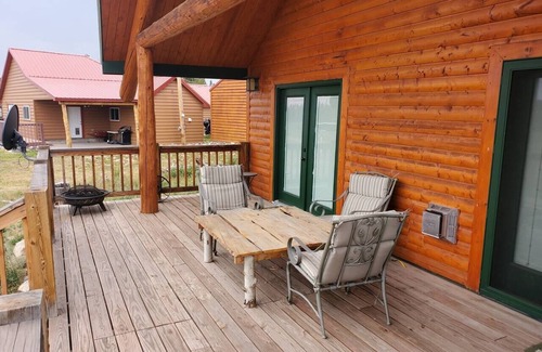 Foxpark Cabin | 3 Bedroom remote Cabin with wifi- 5 minute ride to main trails.