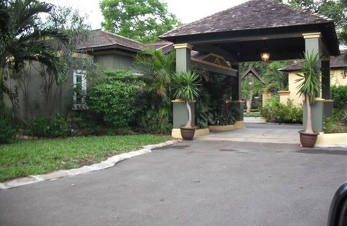 Ocho Rios Cottage | 3 bedroom Seaside Cottage - Pool/Beach/Wifi/Restaurant/House keeping HCP