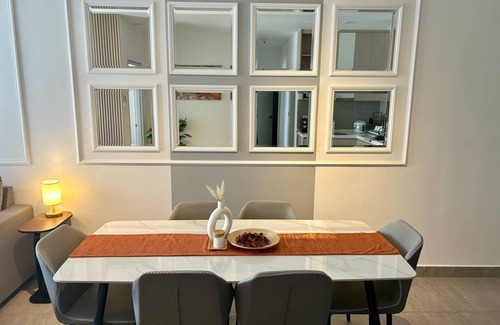 Shah Alam Apartment | 3 Bedroom Suite in Marvelous Shah Alam with WiFi, Gym, Pool & 2 Carpark, Sleeps6