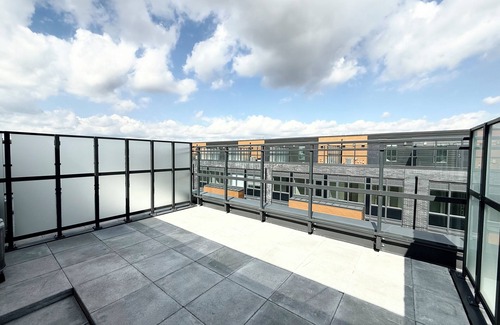 Toronto House | 3-bedroom townhome in nice, quiet Toronto area, also with AC,stairs and bike!