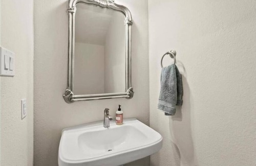 Northeast Carrollton House | 3-Bedroom Townhome with AC and WiFi in Carrollton