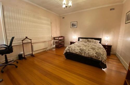 Northcote Apartment | 3 Bedroom Unit in the Heart of Beautiful Northcote