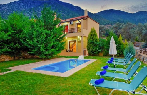 Bali Villa | 3-bedroom villa for 10 persons with private pool WiFi, AC, and yard