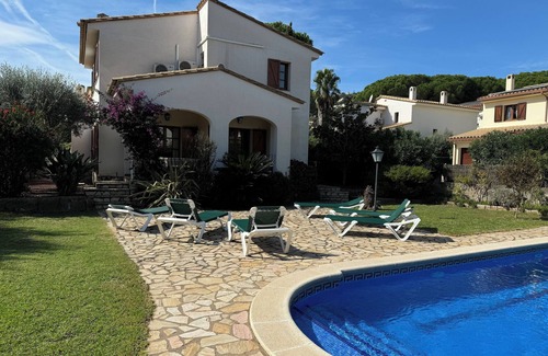 Calonge Villa | 3-bedroom villa in peaceful Calonge with pool, AC, and WiFi, close to the beach.