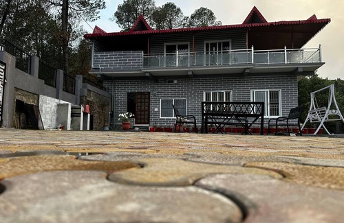 Kausani House | 3-bedroom villa in pleasant Himalayan town Kausani, Uttarakhand, India with WiFi