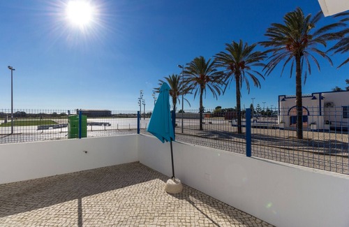Manta Rota Ski Chalet | 3 bedroom villa on the 1st line of beach and Wi-Fi by AlgarveManta (14V3)