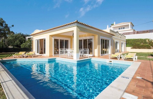 Albufeira Villa | 3 bedroom villa with pool offers views of Marina