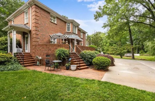 Burlington House | 3-bedroom, walking distance to Elon University