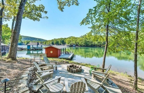 Huddleston House | 3 Bedrooms, 1 Flex Room, 3 Bathrooms! Hot Tub *NEW 2025*, Wifi & Pet Friendly! Great Getaway For A