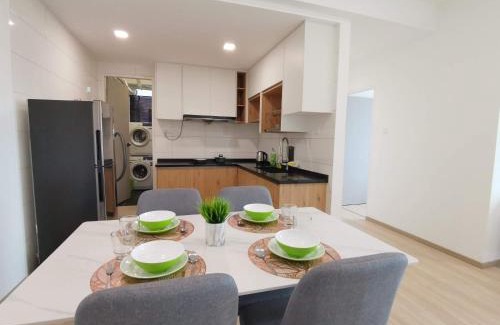 Richmond Hill Apartment | 3 bedrooms condo with pools, gym, wifi & washer