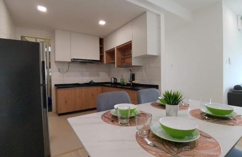 Richmond Hill Apartment | 3 bedrooms condo with pools, gym, wifi & washer