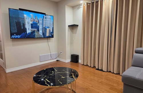 Mississauga House | 3-Bedrooms House in Mississauga with WiFi, AC, Parking. Main floor