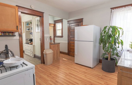 Sheboygan House | 3 Blocks from lake walk to Lake, guest house 1 BDRM full bath 4 min to downtown
