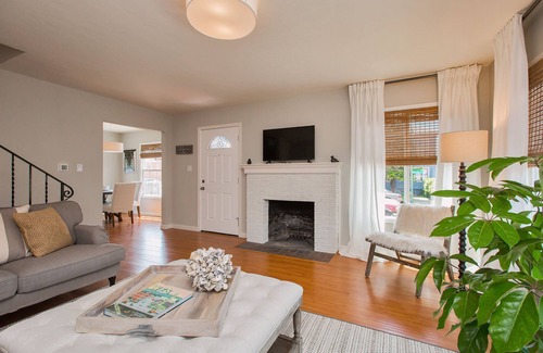 Alameda House | 3 blocks from the beach! A cozy 2-bedroom house in Alameda with backyard