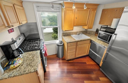 Capitol Hill Apartment | 3 blocks to Capitol. Entire Top Floors Vet Owned