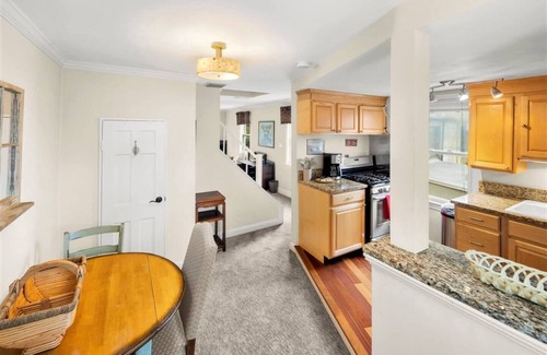 Capitol Hill Apartment | 3 blocks to Capitol. Entire Top Floors Vet Owned