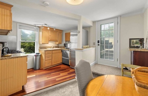 Capitol Hill Apartment | 3 blocks to Capitol. Entire Top Floors Vet Owned