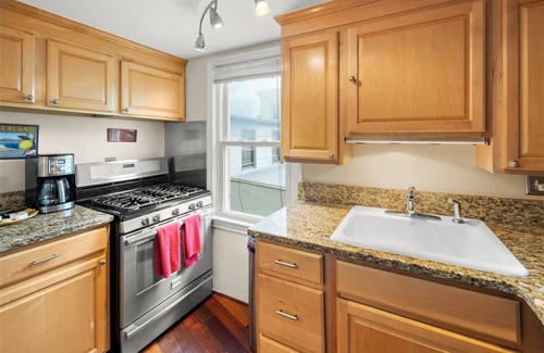 Capitol Hill Apartment | 3 blocks to Capitol. Entire Top Floors Vet Owned
