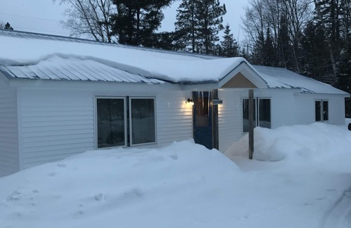 Trout Lake House | 3 BR 2 BA Sleeps 11-Beautiful & 1/2 mile from trails, close to all sights, Wi-Fi