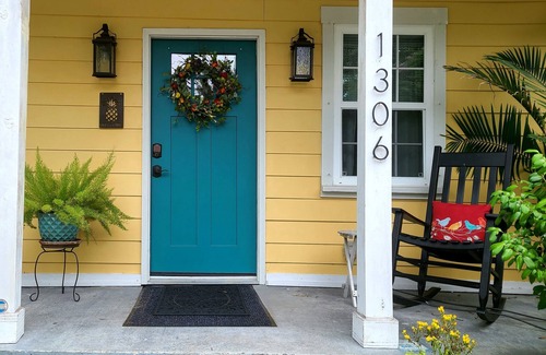 Northwest Quadrant Cottage | 3 BR/2 Bath Historic District~ 7 Bl to Downtown~20 mins to BEACH/Pass INCL