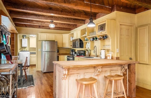 New Plymouth House | 3 BR/3.5 BA w/Hot Tub & 12 min drive to Ash Cave