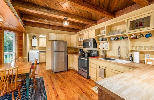 New Plymouth House | 3 BR/3.5 BA w/Hot Tub & 12 min drive to Ash Cave