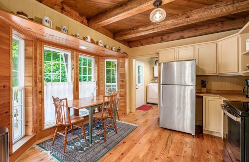 New Plymouth House | 3 BR/3.5 BA w/Hot Tub & 12 min drive to Ash Cave