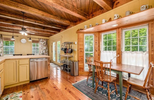 New Plymouth House | 3 BR/3.5 BA w/Hot Tub & 12 min drive to Ash Cave